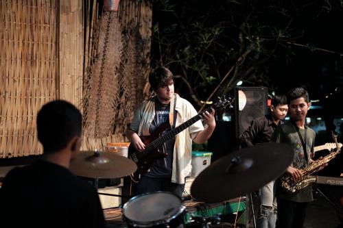 Komunitas yang konsisten memperkenalkan musik jazz